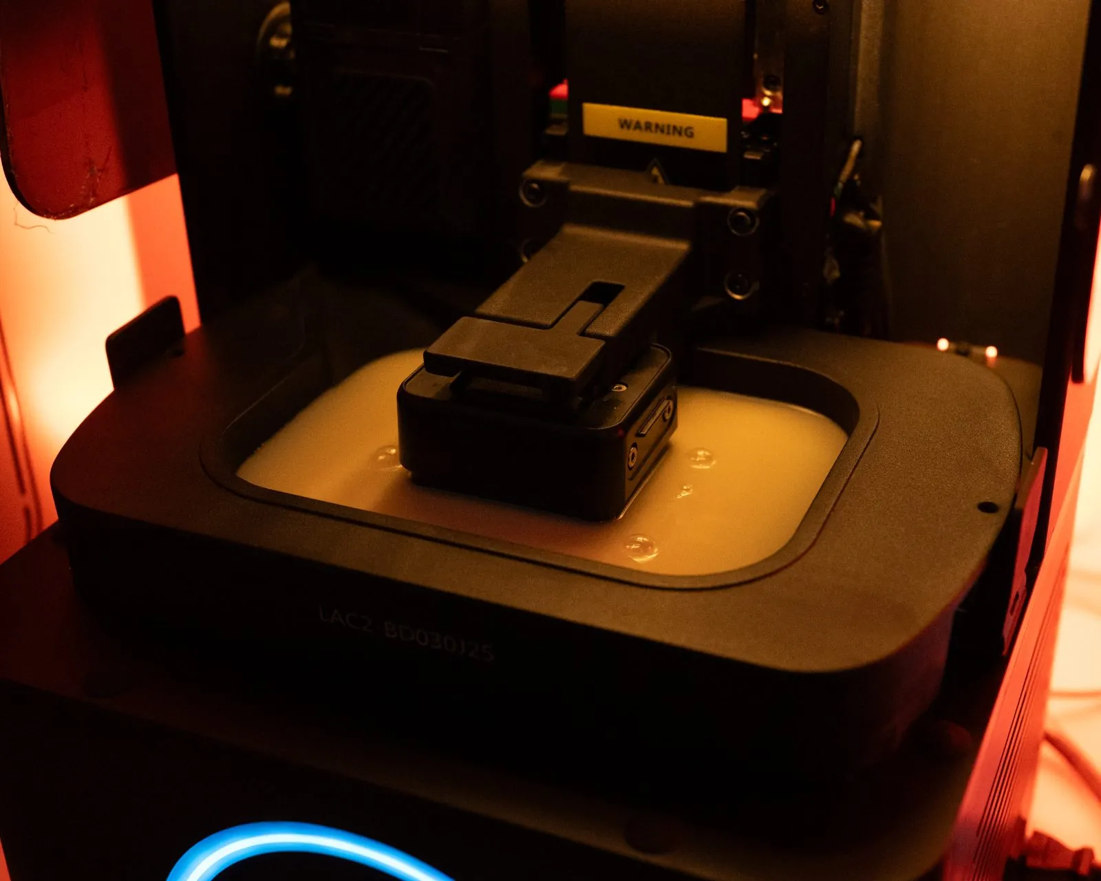 Impresora 3D de resina en funcionamiento